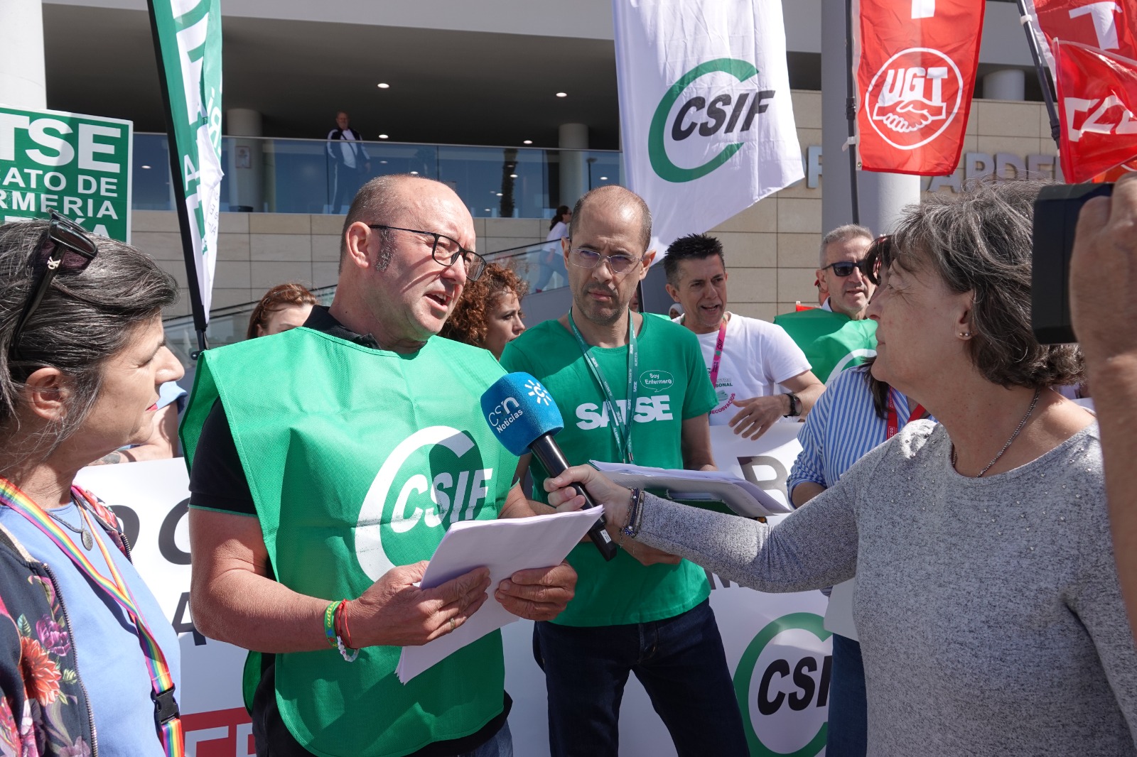 Momento de la concentración en el Hospital Torrecárdenas de Almería